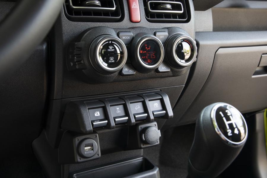 Детали интерьера Suzuki Jimny AllGrip 2018 года  (WW) (фото 39 из 40)